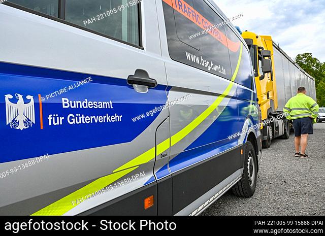 05 October 2022, Brandenburg, Frankfurt (Oder): A vehicle from the Federal Office for Goods Transport stands in front of a truck loaded with garbage and waste...