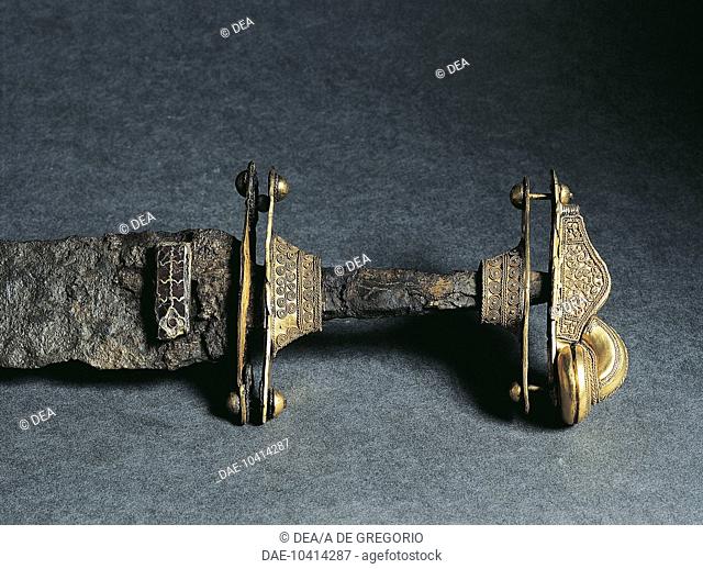 6th century golden sword hilt, from Nocera Umbra, Italy. Goldsmith's art, Longobard civilization.  Rome, Museo Dell'Alto Medioevo (Medieval Museum)