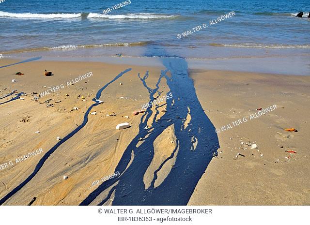 Oil slick on the beach, Galle, Sri Lanka, Ceylon, South Asia