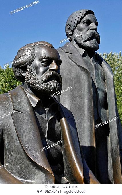 MARX ENGELS FORUM, THE TWO BRONZE GIANTS REPRESENT KARL MARX AND FRIEDRICH ENGELS, BERLIN, GERMANY