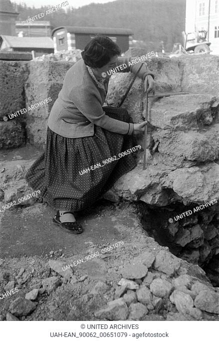 Austria - Österreich 1957, Archäologin bei Ausgrabungen in Salzburg