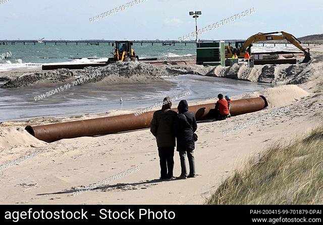 14 April 2020, Mecklenburg-Western Pomerania, Graal-Müritz: On the beach of the Baltic Sea the planned washing up has begun