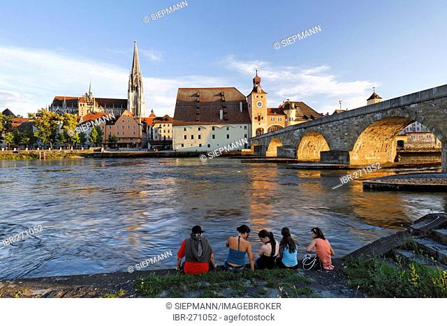 Regensburg, cathedral and Stone Bridge, Danube, Upper Palatinate, Bavaria, Germany