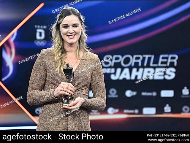 17 December 2023, Baden-Württemberg, Baden-Baden: Gala for the Athlete of the Year award at the Kurhaus in Baden-Baden. Biathlete Denise Hermann-Wick holds her...