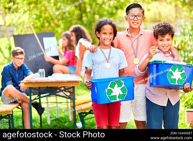 Kinder als stolze Umweltschützer und als Gewinner in einem Ökologie Recycling Projekt