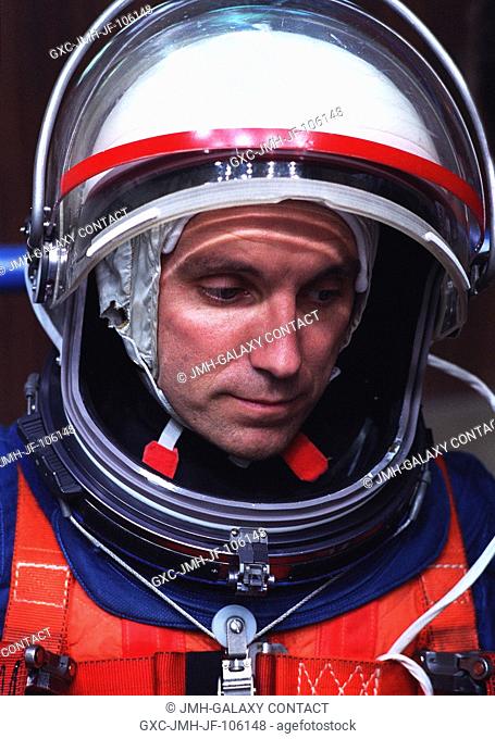 Attired in a training version of the Shuttle launch and entry space suit, astronaut Carl E. Walz awaits a session of bailout training at the Johnson Space...