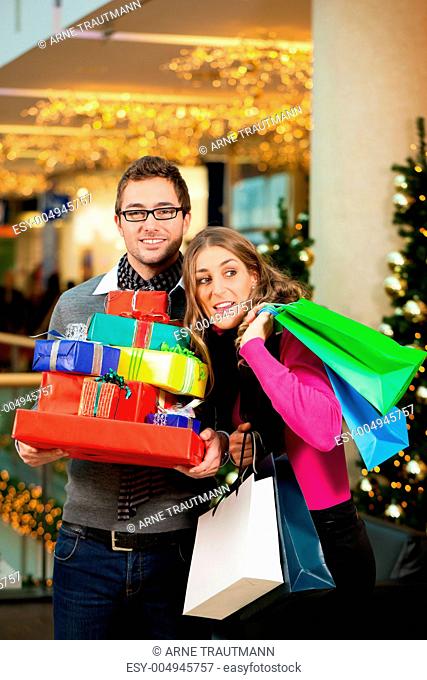 Paar an Weihnachten in Kaufhaus beim Einkaufen