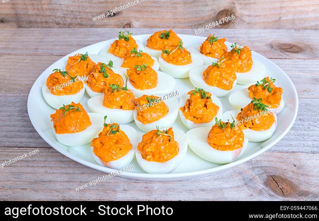 Gefüllte Eier mit kresse auf einem Teller