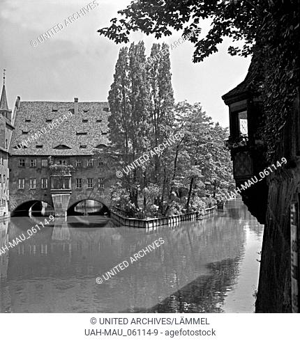 Das Heilig Geist Spital an der Pegnitz in der Altstadt von Nürnberg, Deutschland, 1930er Jahre. The Heilig Geist hospital at the river Pegnitz in the old city...
