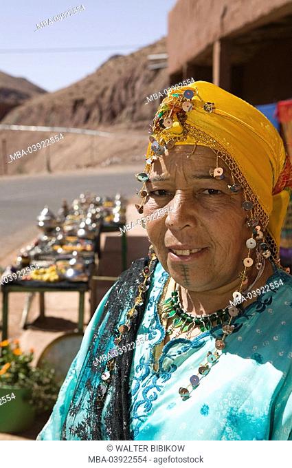 Morocco, Dades-Valley, Dades-Gorges, souvenir-sales associate, kerchief, portrait, Africa, North-Africa, city, desert-city, destination, tourism, souvenirs