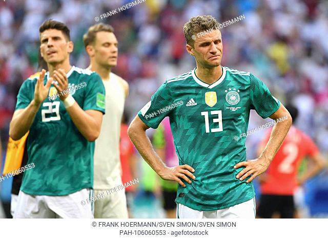 v.re:Thomas MUELLER (GER) after the end of the game, Mario GOMEZ (GER), hi: Manuel NEUER (goalie GER), crying, crying, disappointed, frustratedriert, dejected