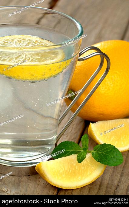 Perlendes Mineralwasser mit Zitrone und frischer Minze