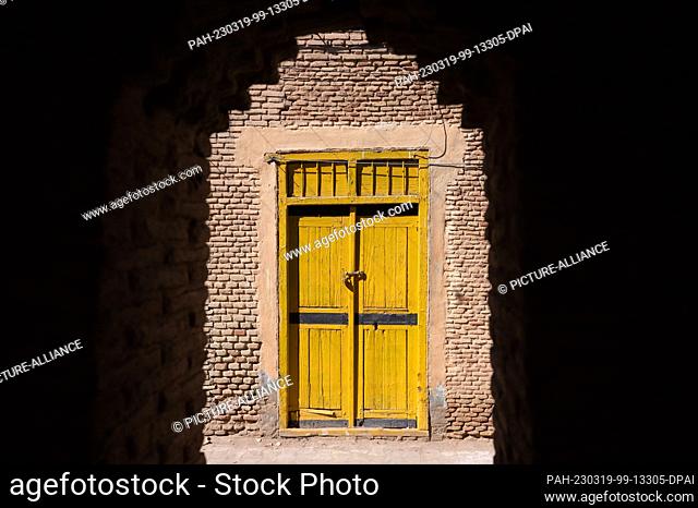 01 March 2023, Tunisia, Nefta: A yellow wooden door in the historic medina of Nefta. Photo: Sebastian Kahnert/dpa. - Nefta/Tozeur/Tunisia