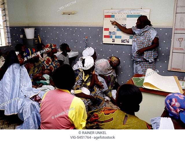 BURKINA FASO, KAYA, 20.09.1990, BFA, Burkina Faso : In Centre-Nord province a special envoy of the local government is explaining women family planning and...