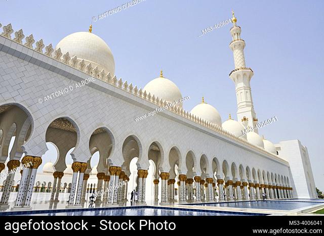 Exterior view of the Sheikh Zayed Mosque. Abu Dhabi. United Arab Emirates