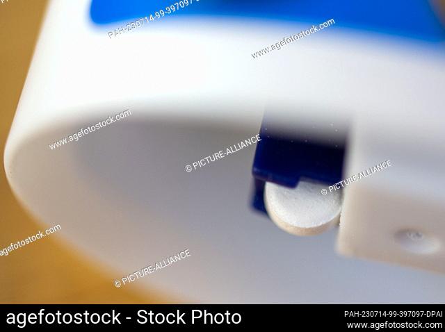 PRODUCTION - 12 July 2023, Saxony, Leipzig: A sweetener tablet falls from a dispenser into a cup of coffee. Photo: Hendrik Schmidt/dpa