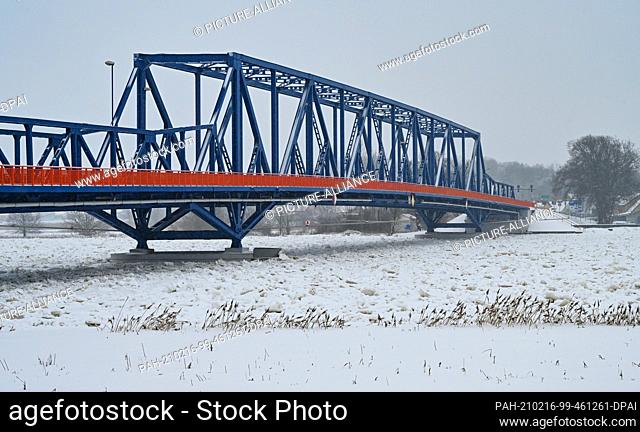 16 February 2021, Brandenburg, Schwedt: Ice floes have accumulated on the German-Polish border river Oder at the border crossing in the Lower Oder Valley...