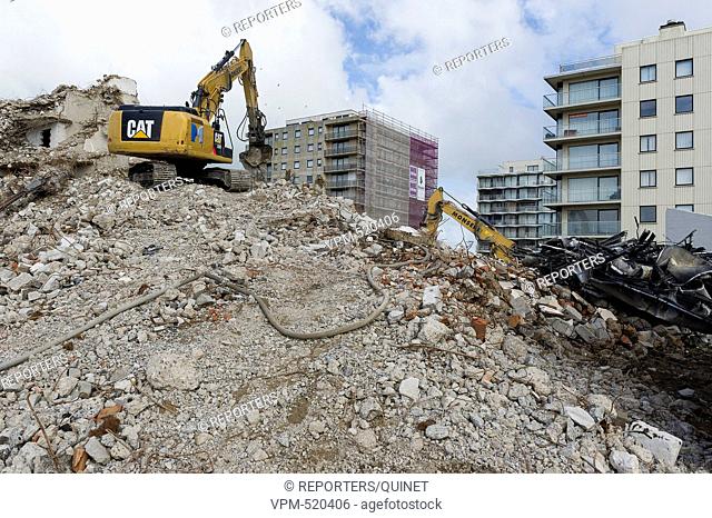 Operation de destruction d'un immeuble par des bulldozers Caterpillar. Operation of destruction by bulldozers Werking van vernieling van een gebouw door twee...