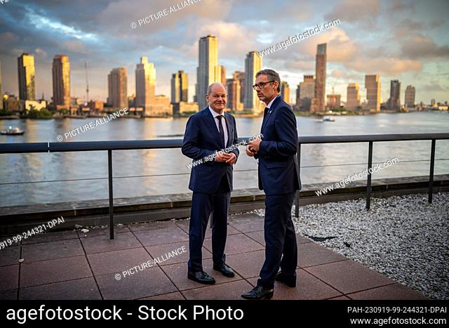 18 September 2023, USA, New York: Chancellor Olaf Scholz (SPD), speaks with his foreign and security policy adviser Jens Plötner