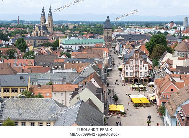 Speyer, view from the cathedral to the Maximilianstraße, with Das Altpörtel (city gate), Alter Münze (right foreground) and the Pfarrkirche St