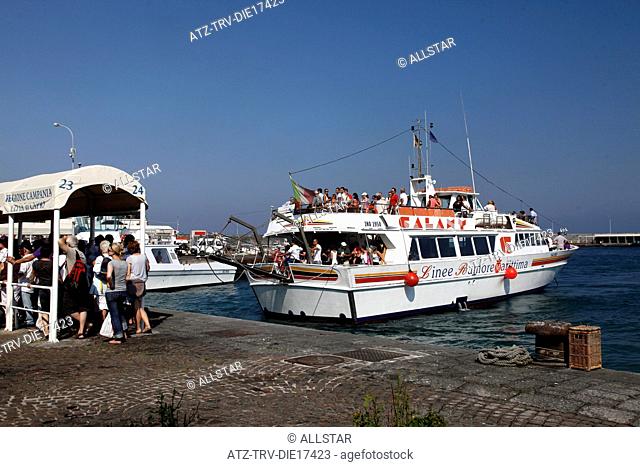 QUEUING FOR TOURIST BOAT; MARINA GRANDE, ISLAND OF CAPRI, ITALY; 17/09/2011
