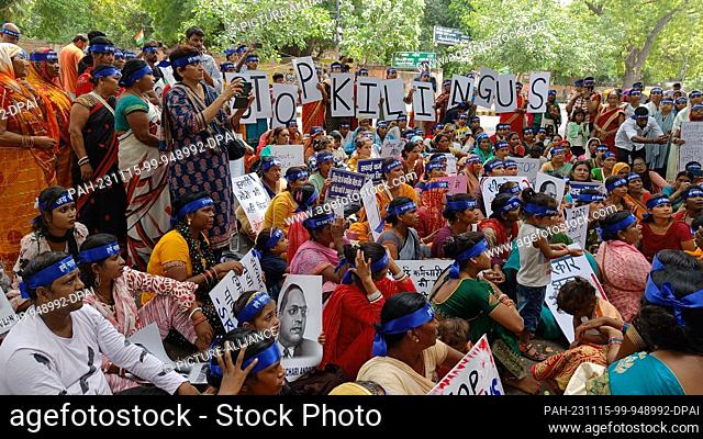PRODUCTION - 28 August 2023, India, Neu-Delhi: Indian women sanitation workers gather at Jantar Mantar in the heart of New Delhi to protest against death in the...