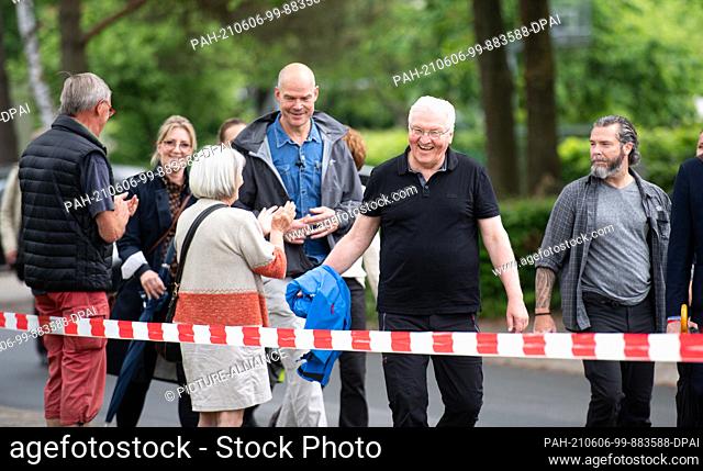 06 June 2021, Schleswig-Holstein, Groß Grönau: Federal President Frank-Walter Steinmeier (2nd from right) talks to citizens during a hiking tour on the state...