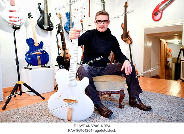 Gitarrenbauer Jens Ritter, Inhaber der Firma ""Ritter Instruments"", sitzt am 20.10.2016 in Deidesheim (Rheinland-Pfalz) zwischen von ihm entworfenen Gitarren