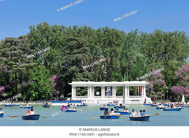Rowboats at Estanque del Retiro Lake, Retiro Park (Parque del Buen Retiro), Madrid, Spain, Europe