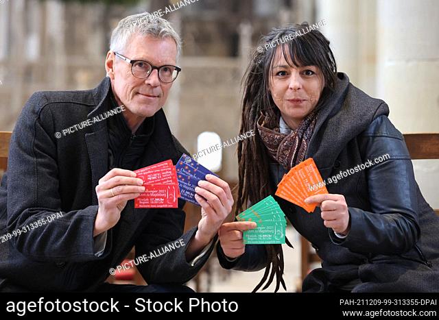 08 December 2021, Saxony-Anhalt, Magdeburg: Cathedral preacher Jörg Uhle-Wettler and Kristin Morawitz, head of the cathedral office