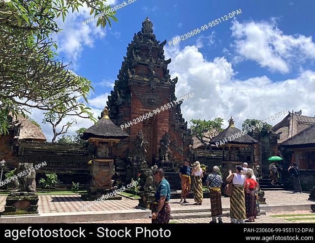 FILED - 12 October 2022, Indonesia, Kintamani: Tourists visit a temple in Bali. A sarong (long skirt for men and women) is usually obligatory