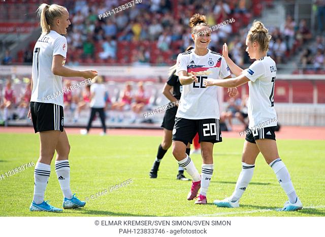 Lea SCHUELLER (left, Schvºller, D), Lina MAGULL (mi., D) and goalkeeper Linda DALLMANN (D) are happy about the goal to 10: 0 for Germany, jubilation, cheer