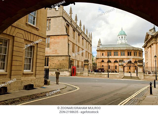 UK Oxford Sheldonian Theatre Through Bridge Of Sighs