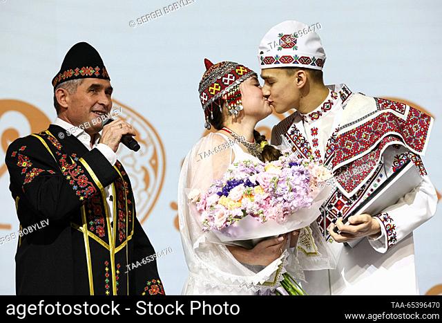 RUSSIA, MOSCOW - DECEMBRE 1, 2023: La cabeza de la República de Chuvashia Oleg Nikolayev habla como recién casados Anastasia Mochalova y Maxim Gorsky se ven...