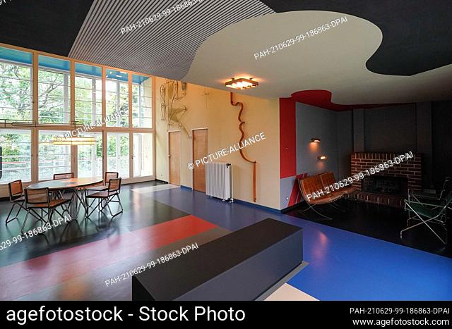 29 June 2021, Saxony, Zwenkau: The living hall in Haus Rabe, a residential and practice house for the doctor Erich Rabe, built from 1929 to 1931 in the style of...