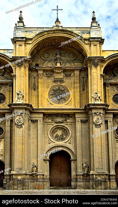 Barocke Hauptfassade der Kathedrale von Granada, Granada, Spanien / Baroquial main facade of the Granada Cathedral, Granada, Spain