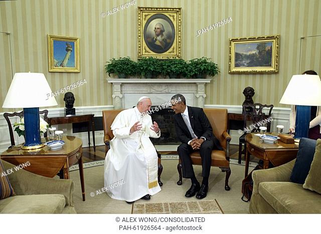 (L-R) Pope Francis and U.S. President Barack Obama talk in the Oval Office during the arrival ceremony at the White House on September 23, 2015 in Washington
