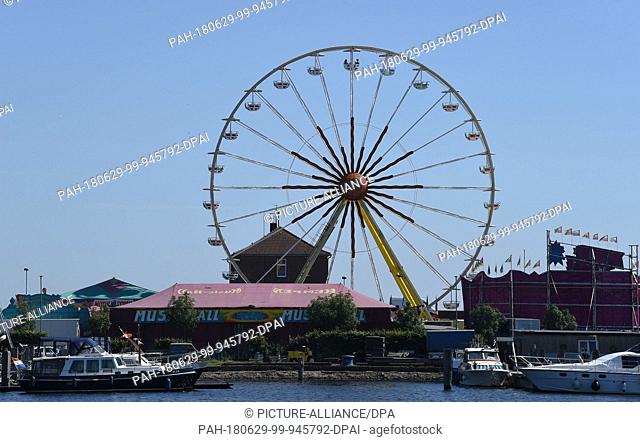 29 June 2018, Germany, Wilhelmshaven: A big wheel in the south shore. The 'Weekend on the Jade' is one of the largest city and harbour parties in the Northwest