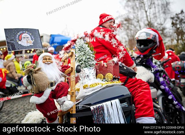 16 December 2023, Berlin: Bikers dressed as Santas start at Lankwitz town hall on a charity tour through Berlin. The final stop will be the Christmas market at...