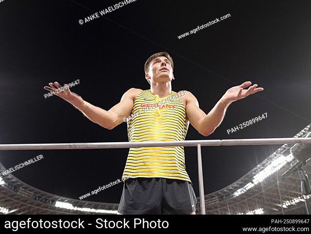 Oleg ZERNIKEL (GER), gesture, gesture, gesticulates, -in the TV interview, athletics pole vault of men, MenÕs Pole Vault, on August 3rd