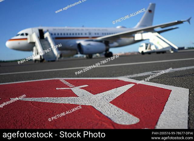 16 May 2020, Berlin: View of an air force aircraft on the military part of Tegel airport, shortly before the departure of the Foreign Minister Maas to...
