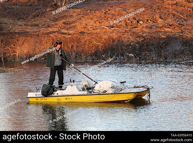 RUSSIA, KHERSON REGION - DECEMBER 20, 2023: A man cleans up the Kalanchak River. Alexei Konovalov/TASS