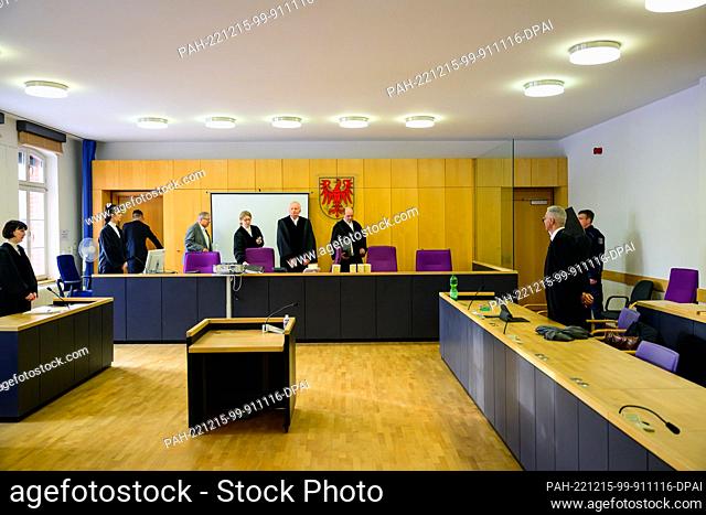 15 December 2022, Brandenburg, Neuruppin: The presiding judge Udo Lechtermann (M) comes with his colleagues in the district court at the beginning of the trial...