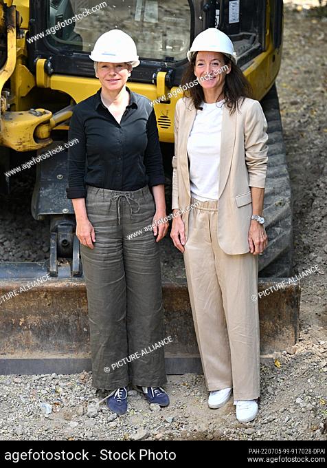 05 July 2022, Hessen, Frankfurt/Main: Ina Hartwig (SPD, l), Head of the Department of Culture and Science, and Christina Geiger, Zoo Director