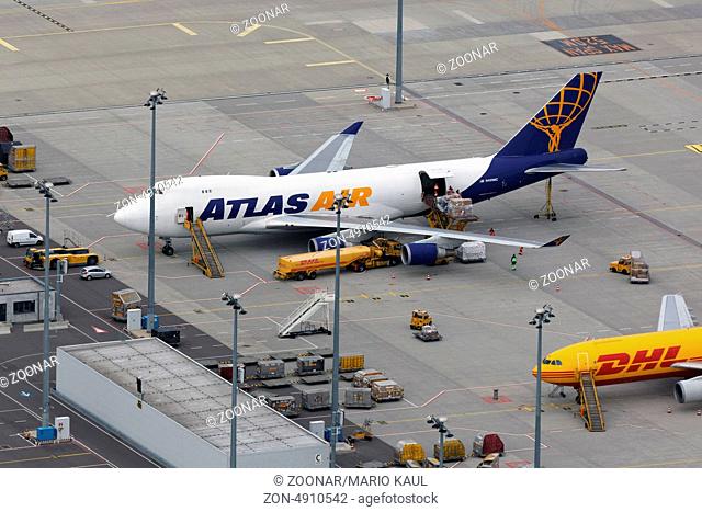Mehrere Frachtflugzeuge stehen am DHL Hub am Flughafen Leipzig - Halle