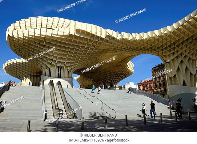 Spain, Andalusia, Seville, Plaza de la Encarnacion - Plaza Mayor, Metropol Parasol (built 2011) by architect Jurgen Mayer-Hermann