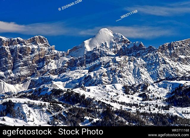 Schneebedeckter Gipfel Tofana di Rozes in den winterlichen Dolomiten, Tofane Gruppe, Dolomiten, Südtirol, Italien / Snow-covered summit Tofana di Rozes in the...