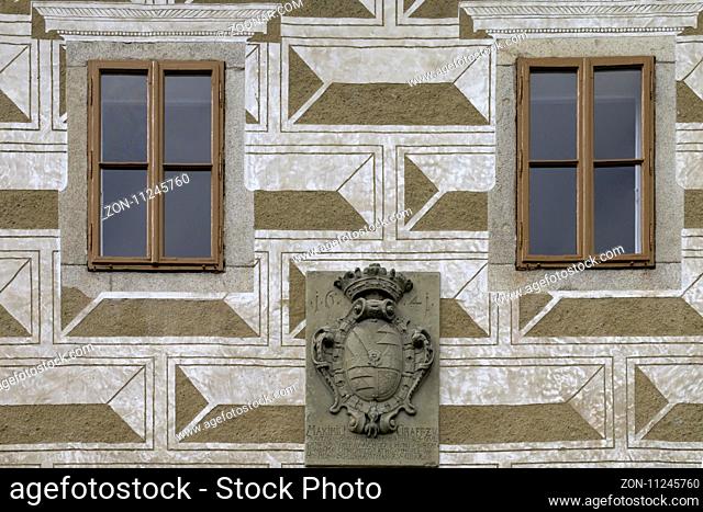 Schloss Bischofteinitz ? Hor?ovský Týn , Tschechien, September, Fassadendetails mit Sprossenfenstern und Wappen