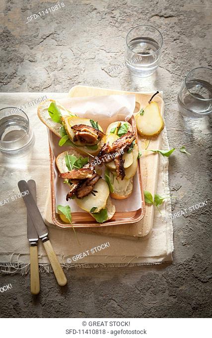 Open sandwiches with pears and crispy pork belly