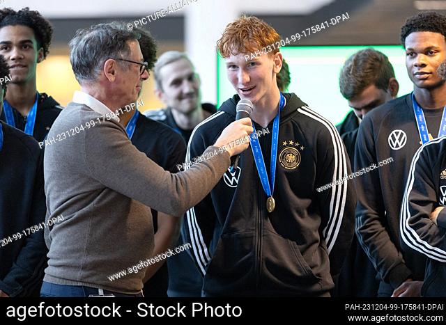 04 December 2023, Hesse, Frankfurt/Main: Soccer: Reception for U17 footballers after the World Cup at the DFB Campus. Press spokesman Steffen Simon interviews...